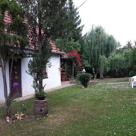 Szeruskert Vendeghaz Case de vacanță *